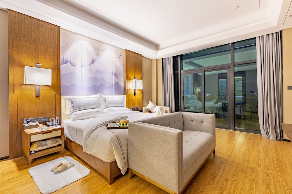 Suite, Lake View