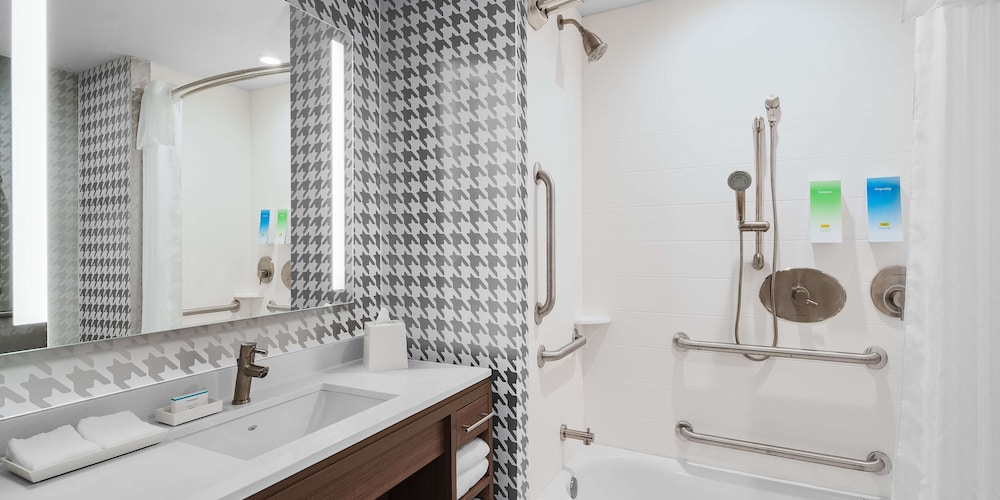 Studio, 1 Queen Bed, Accessible, Bathtub (Mobility & Hearing) photo 3
