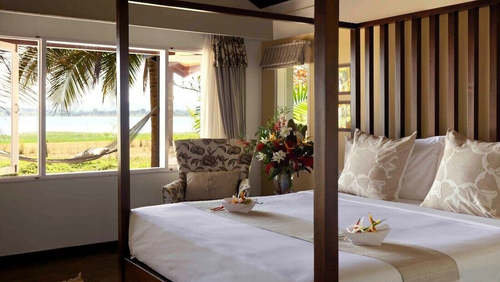 Waterfront Villa photo 3