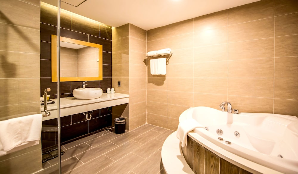 Executive Suite - Photo 8