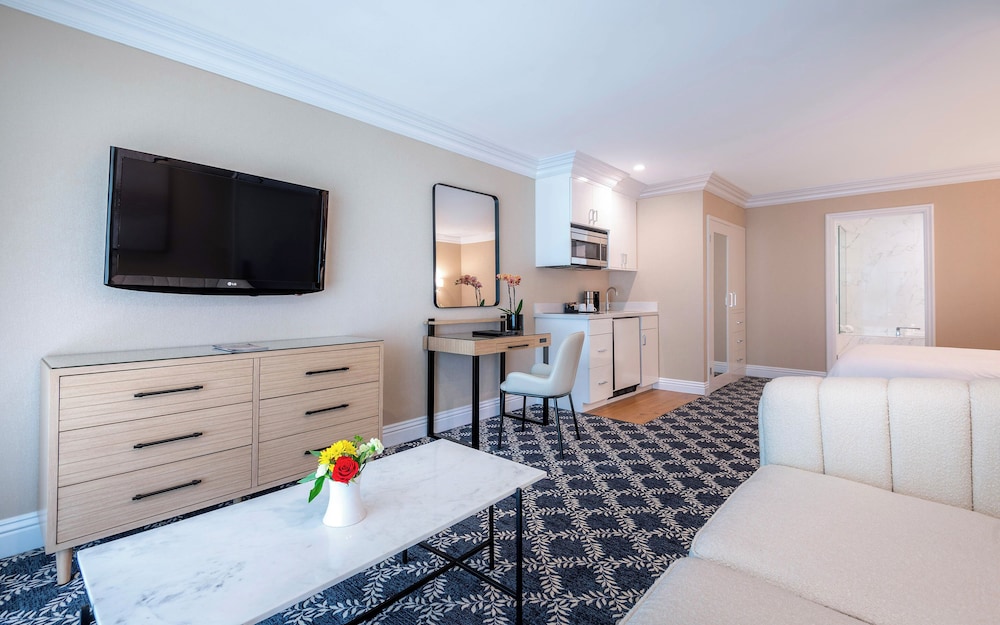 Junior Suite, 1 Queen Bed (Staircase Accessible Only) thumbnail 5