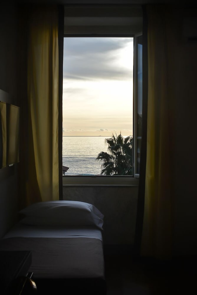 Double or Twin Room, Sea View - Photo 11