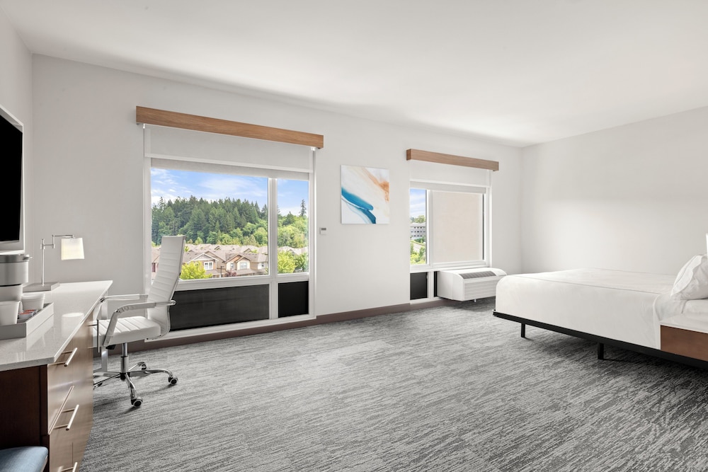 Room, 1 King Bed, Roll-in Shower (Communications, Mobility Accessible)