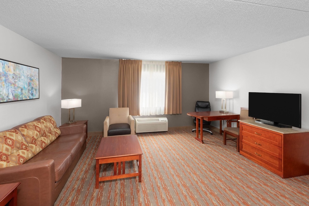Deluxe Suite, 1 King Bed, Non Smoking (First Floor) - Photo 1