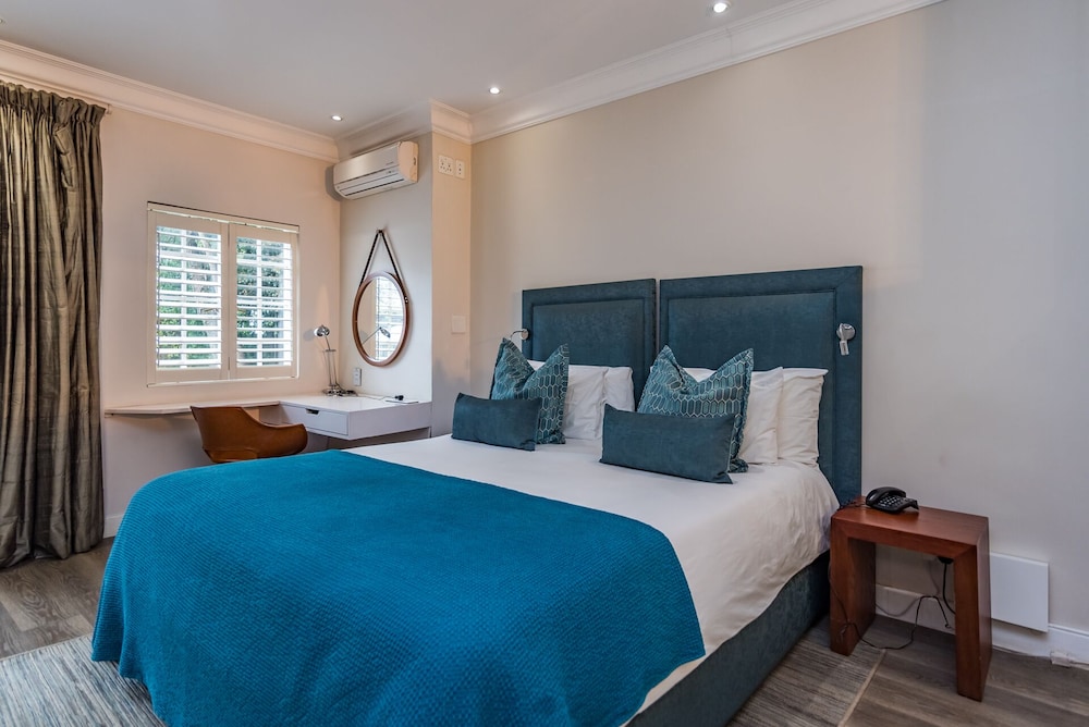 Executive Room, 1 King Bed, Non Smoking, Pool View photo 2