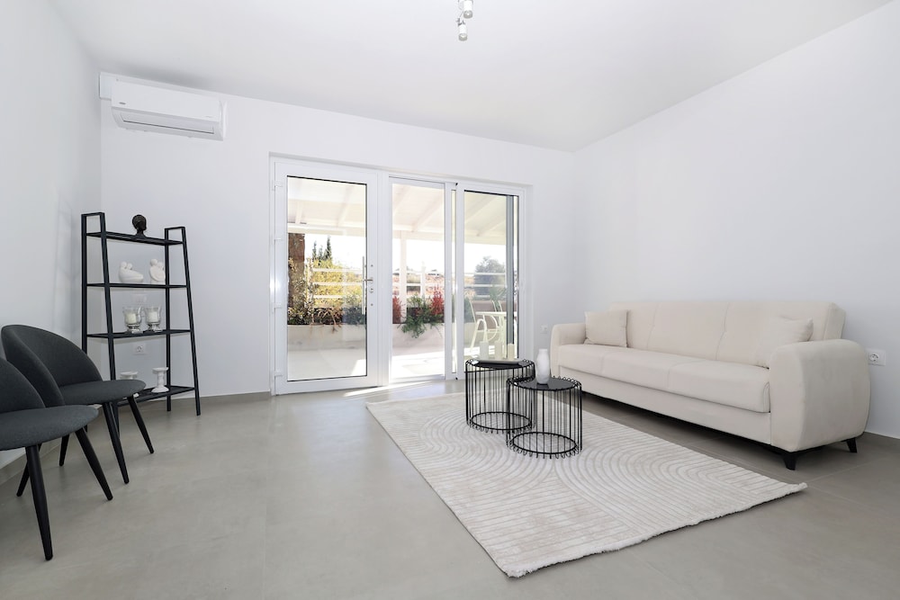 Superior One Bedroom Apt Partial SeaView