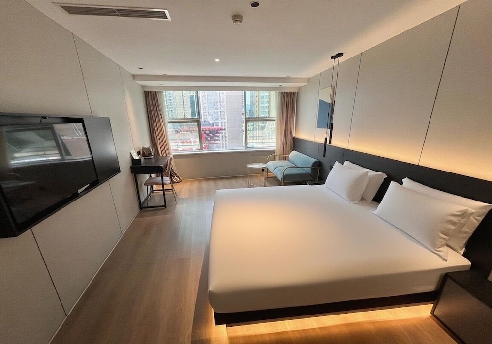 Elite Room, 1 King Bed, City View photo 3