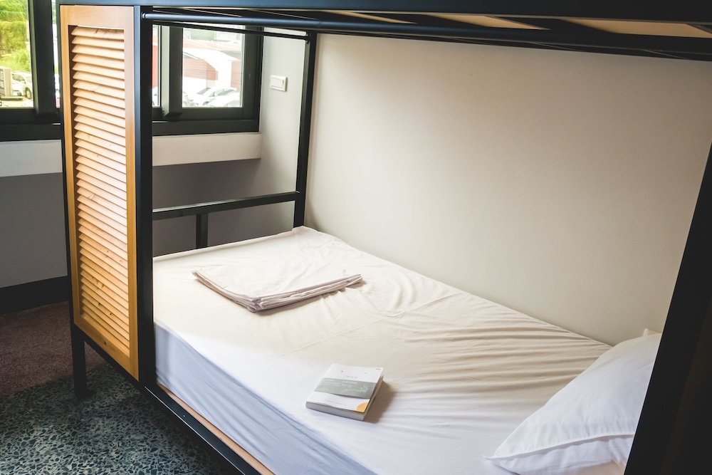 Signature Shared Dormitory, Mixed Dorm, Shared Bathroom (window) photo 2