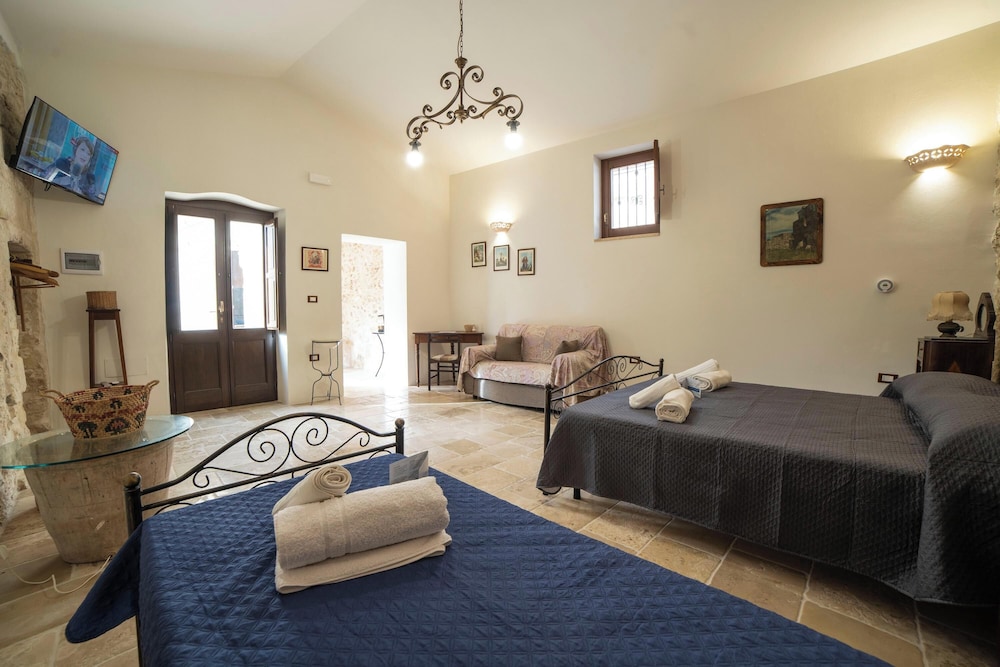 Family House, Multiple Bedrooms, 2 Bathrooms (San Giorgio boutique apartment with)