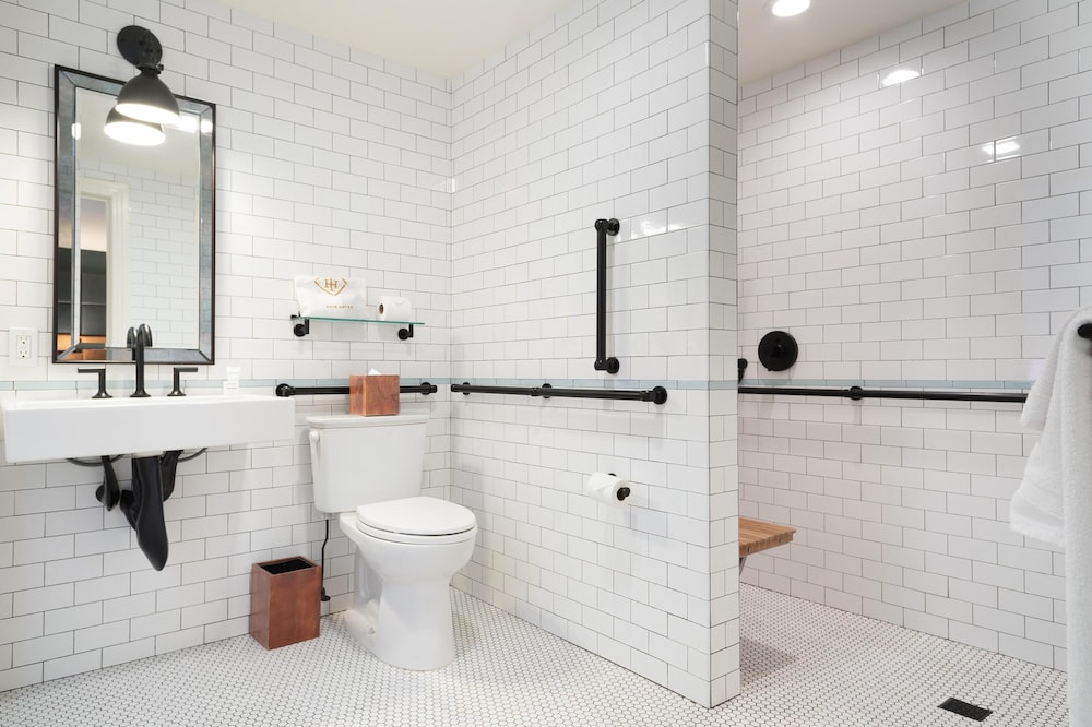 Room, 1 Queen Bed, Accessible (Mobility & Hearing, Roll-In Shower)