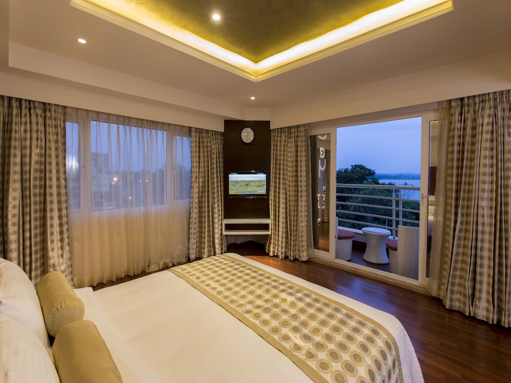 Club Suite, 1 Double Bed, Smoking, Lake View photo 3