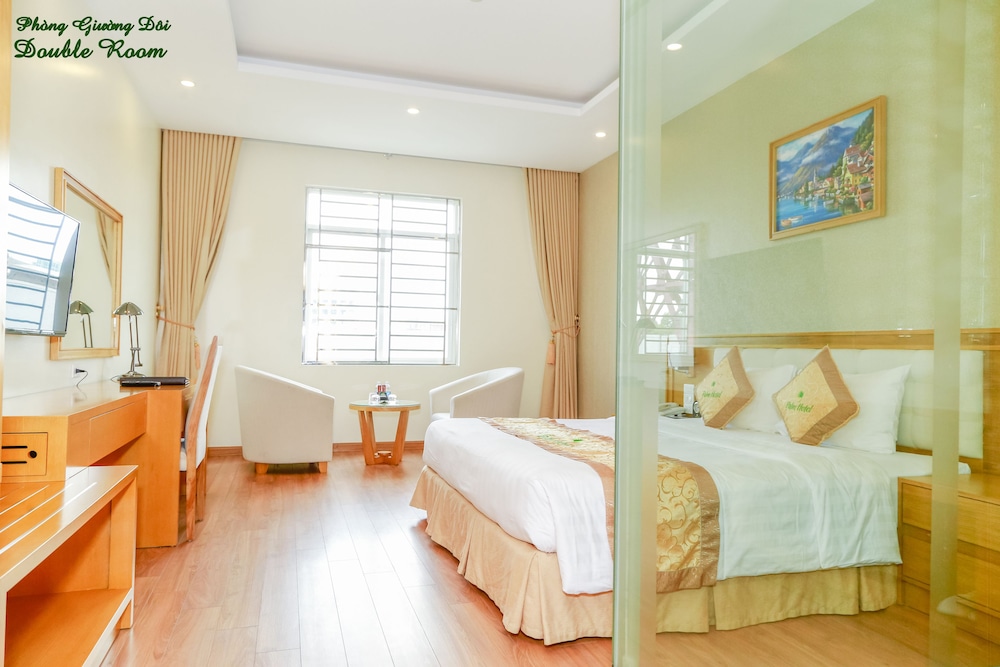 Luxury Suite, 1 Queen Bed, Hot Tub, City View photo 3