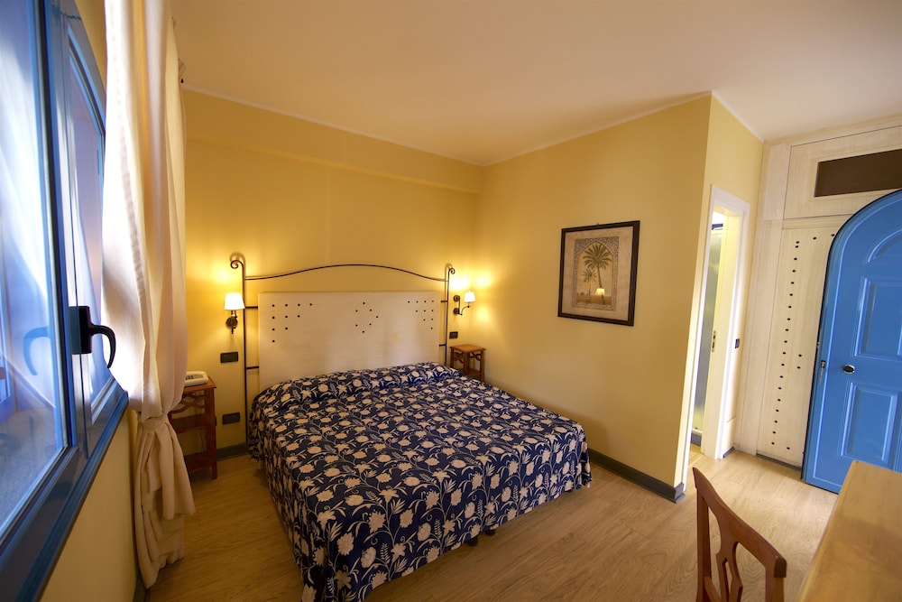 Double or Twin Room - Photo 7