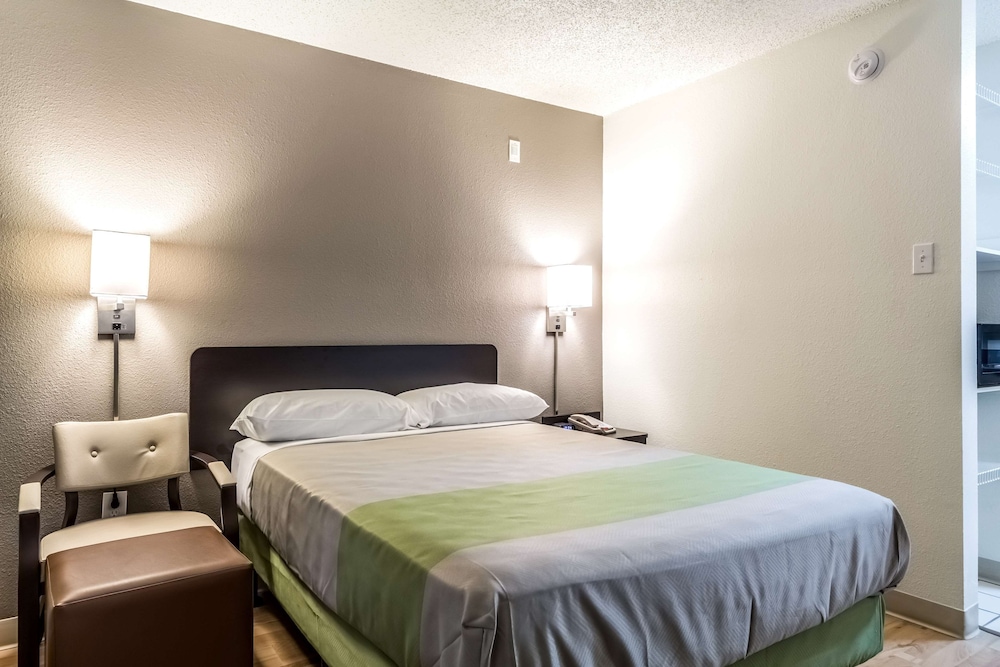 Standard Suite, 1 Queen Bed, Smoking photo 3