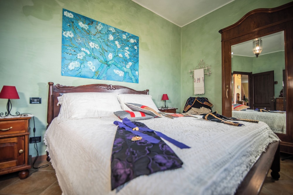 Family House, Multiple Bedrooms, Mountainside (Villa Sant'Elene)