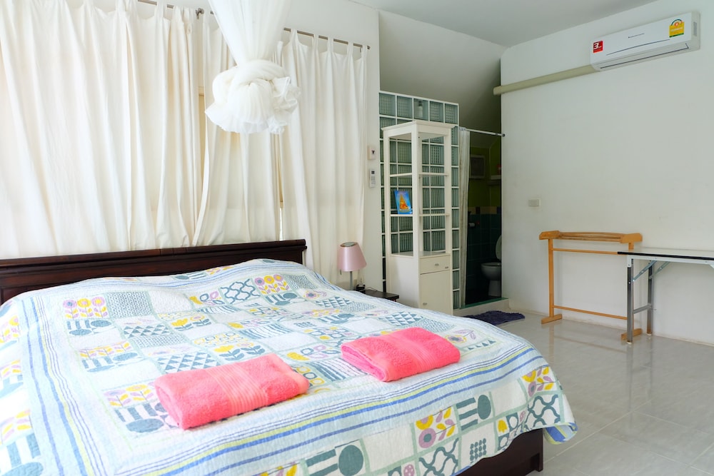 Deluxe Pool Access with Private Bathroom photo 2