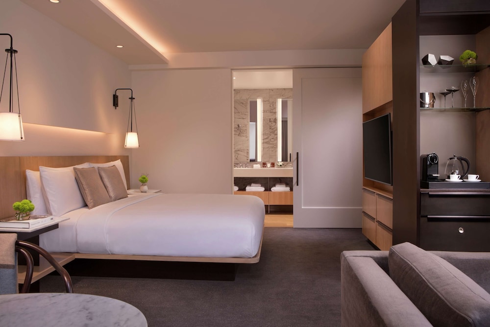 Sakura Club Studio Suite, 1 King Bed, Mobility and Hearing, Tub thumbnail 5