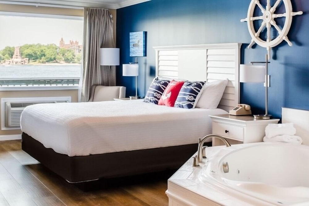 King Riverfront Castleview with Hot Tub in Main Channel photo 1