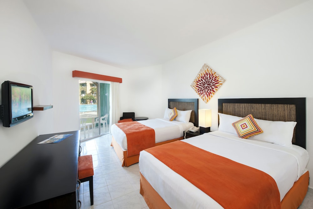 Standard Room, 2 Double Beds, Garden View - Photo 1