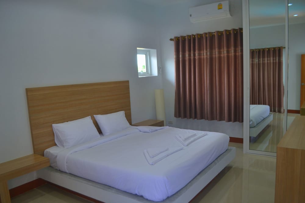Deluxe Room with Jacuzzi photo 3