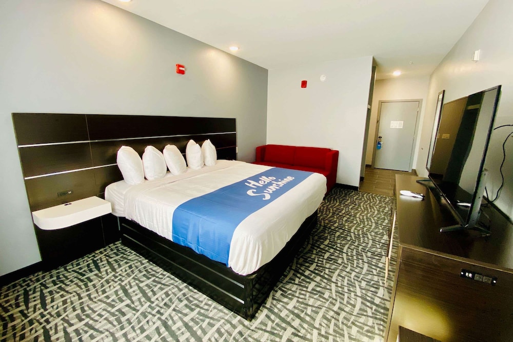 Deluxe Suite, 1 King Bed, Non Smoking - Photo 1