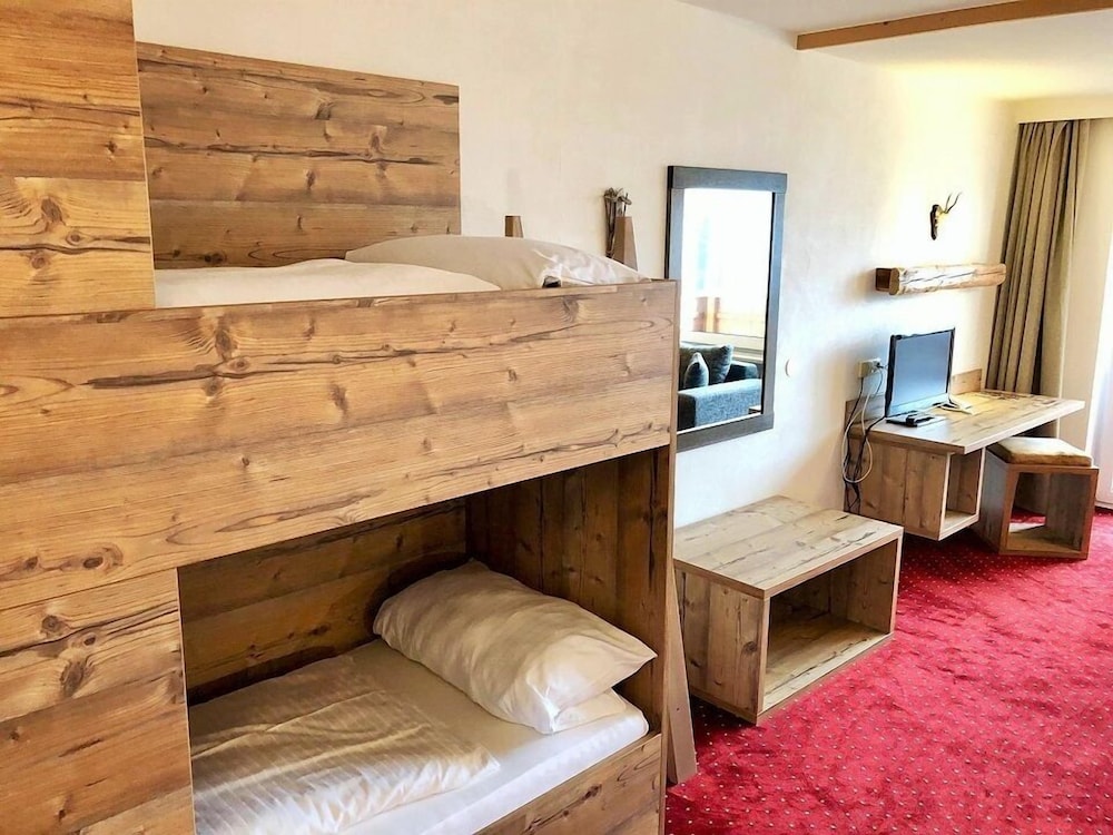 Family Double Room, Multiple Beds, Non Smoking, Mountain View photo 2