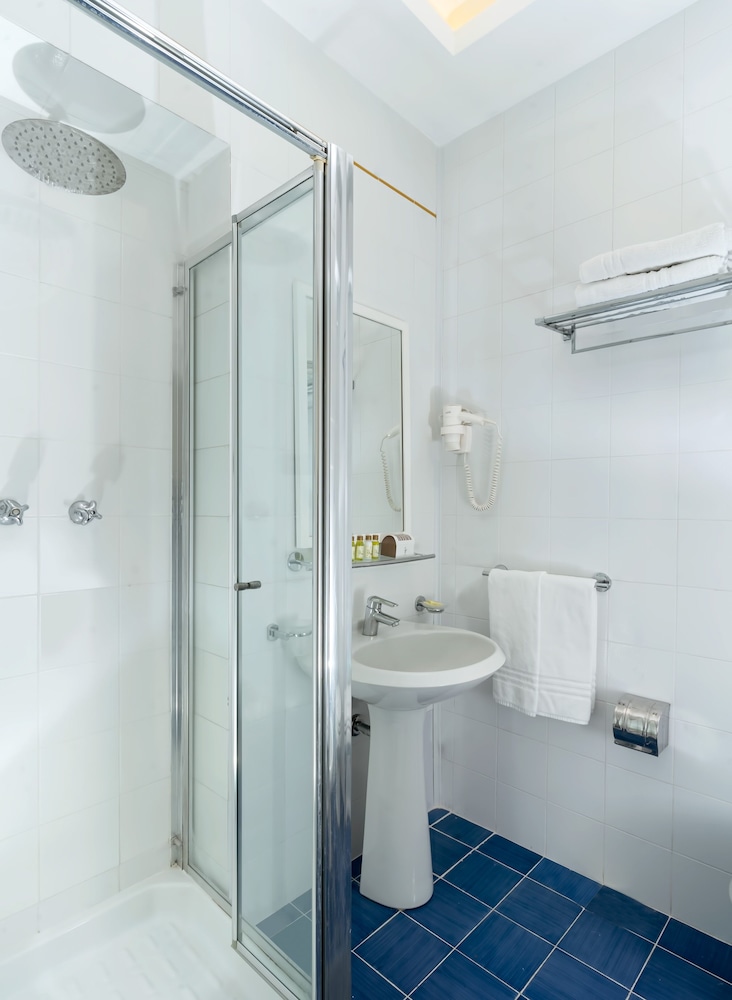 Standard Double Room, 1 Double or 2 Twin Beds, Balcony, Partial Sea View - Photo 5