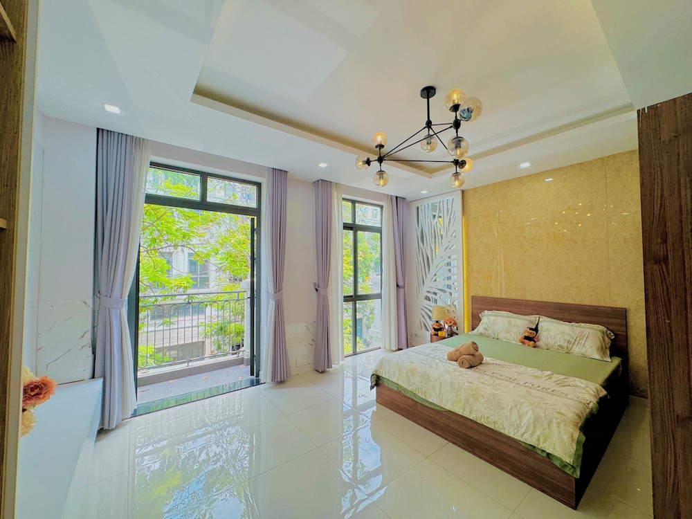 Comfort Room, 1 Queen Bed, Private Bathroom, Garden View