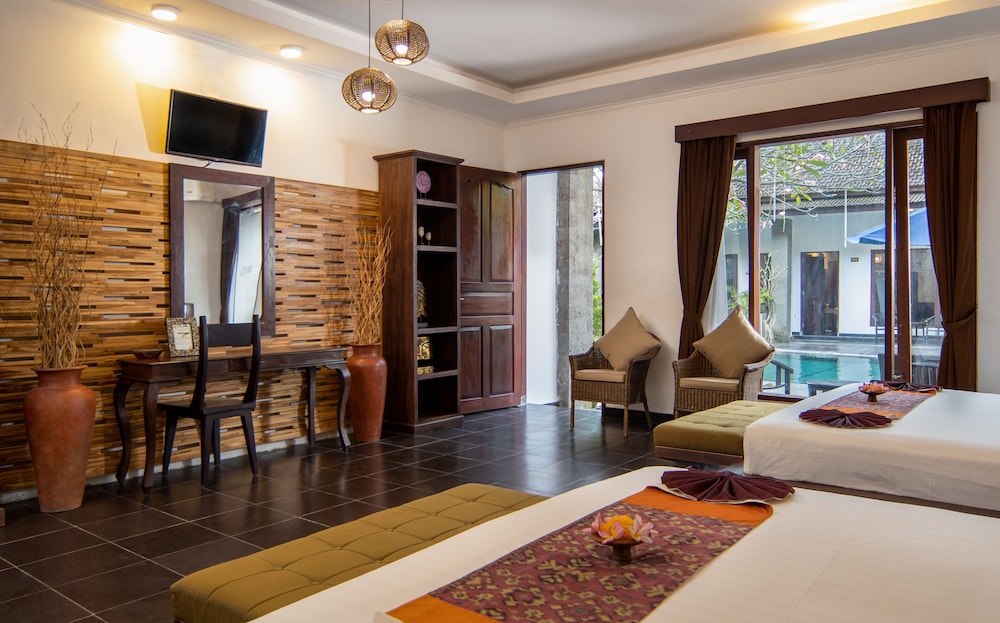 Premium Family Room with Pool Access and Free Benefits photo 2