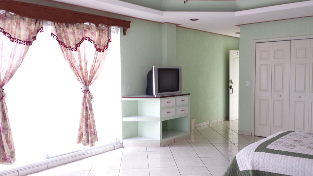 Family Suite, 2 Queen Beds photo 3