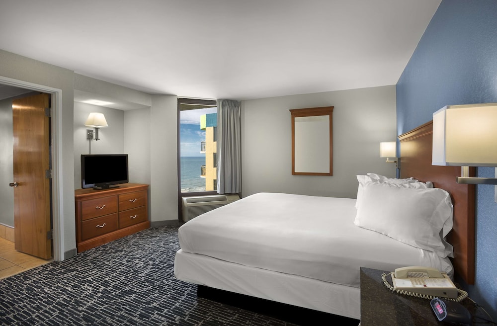 Studio Suite, 1 King Bed, Kitchen, Oceanfront (Living Room, Full Kitchen)