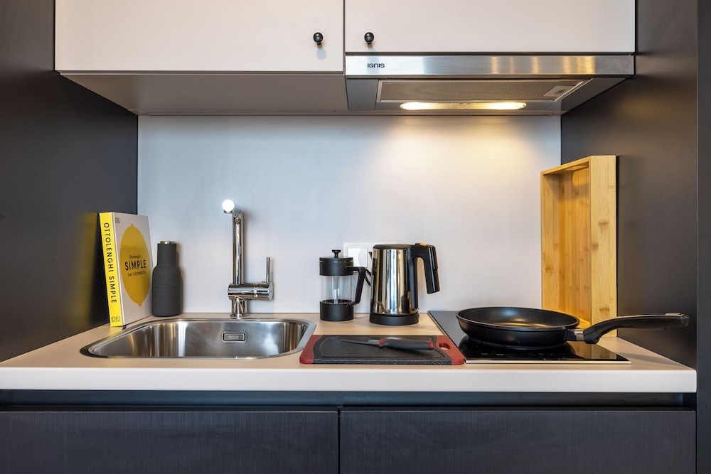 Extra Large Studio with Kitchen - Photo 8