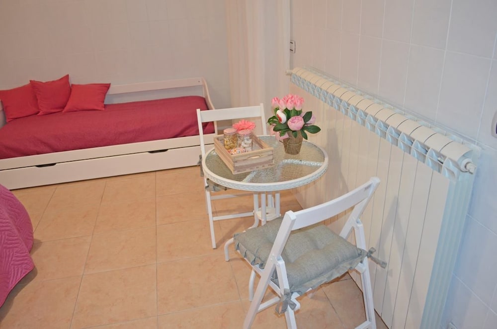 Basic Quadruple Room, Shared Bathroom photo 3