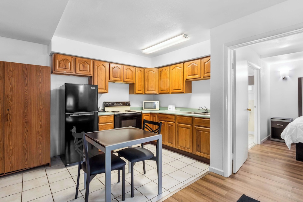 Suite, 1 King Bed, Non Smoking, Kitchen - Photo 2