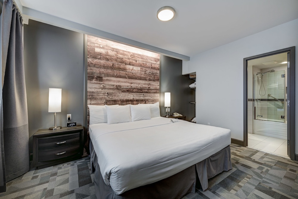 Deluxe Studio, 1 King Bed photo 2