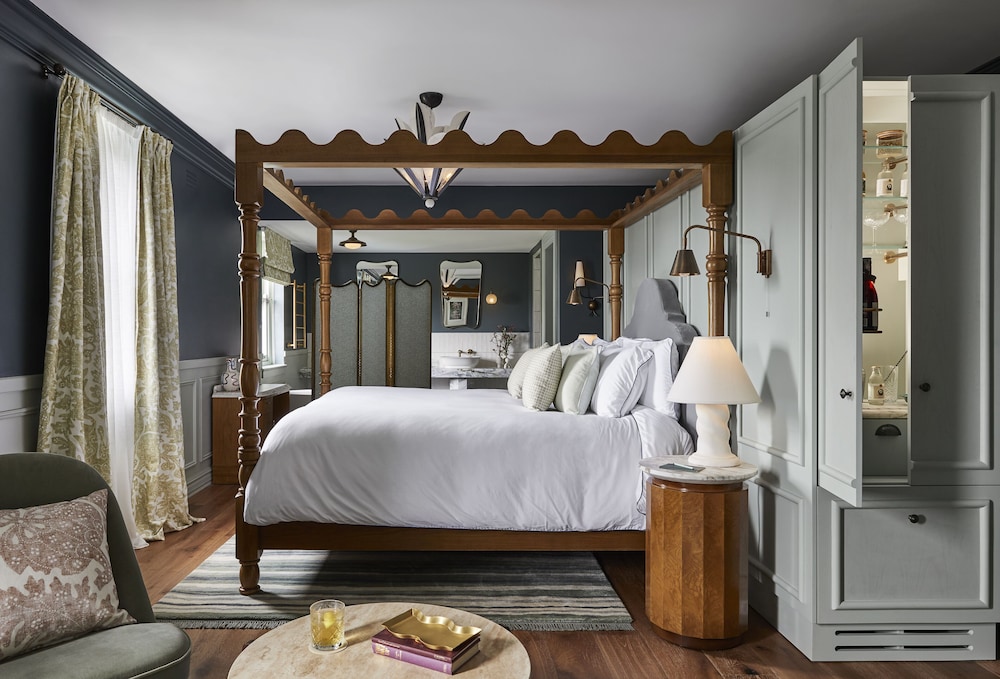 Premier Manor Suite photo 2