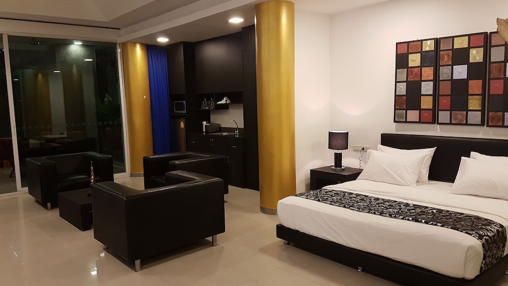 Two Bedroom Jacuzzi Garden Suite photo 3