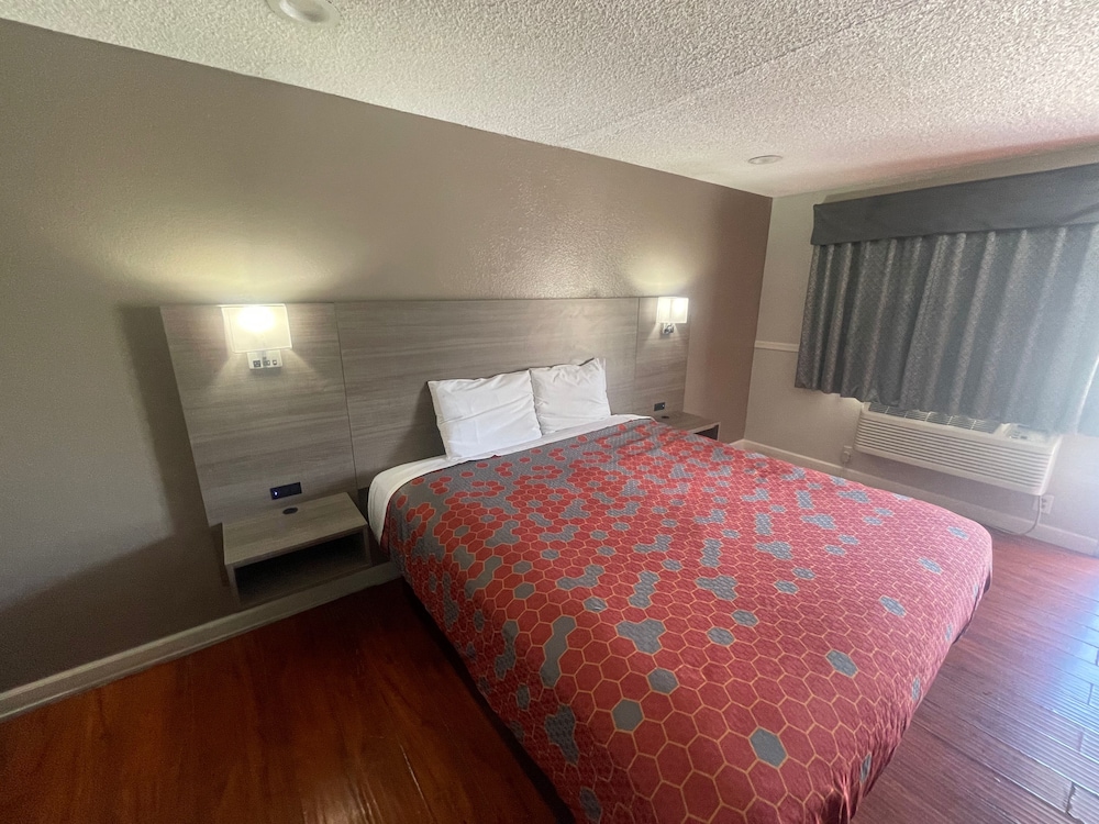 Basic Room, 1 King Bed, Smoking photo 1