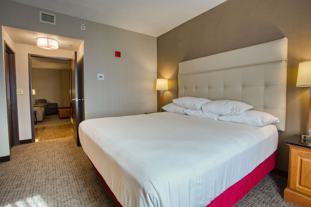 Suite, 1 King Bed, Refrigerator & Microwave (Upper Floor) - Photo 5