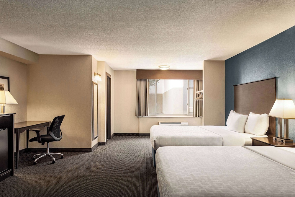 Room, 2 Double Beds, Non Smoking, Pool View (Mobility Accessible) - Photo 5