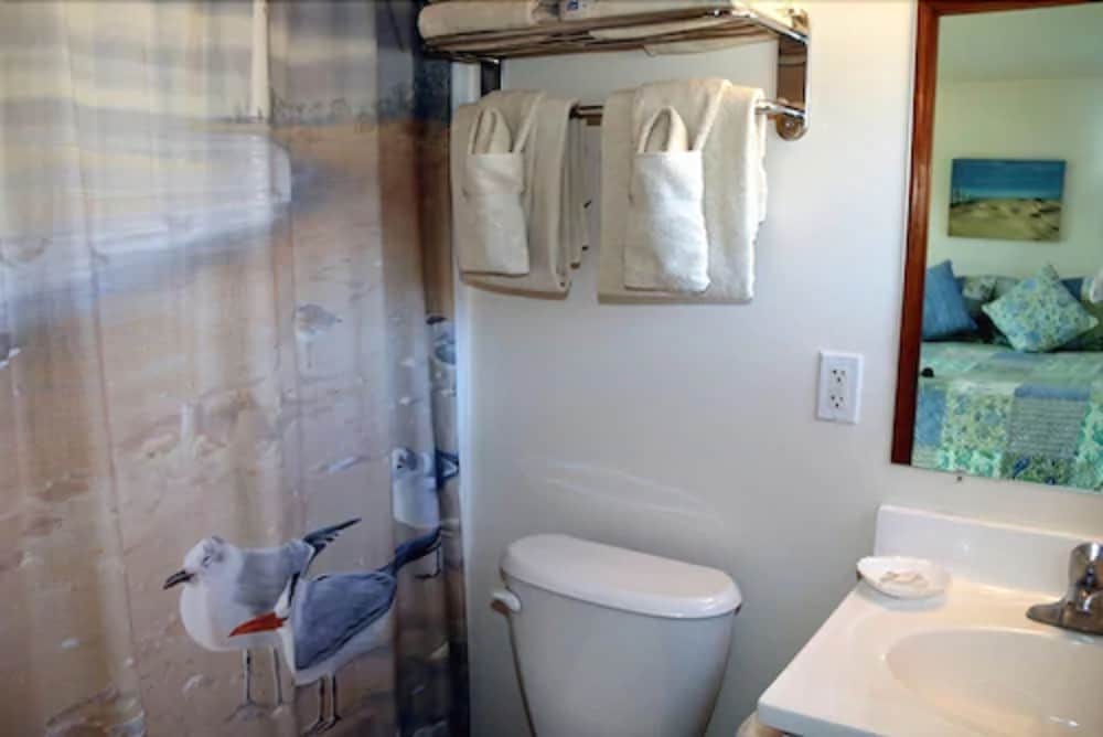 Beachfront One Room Efficiency (1 queen) photo 2