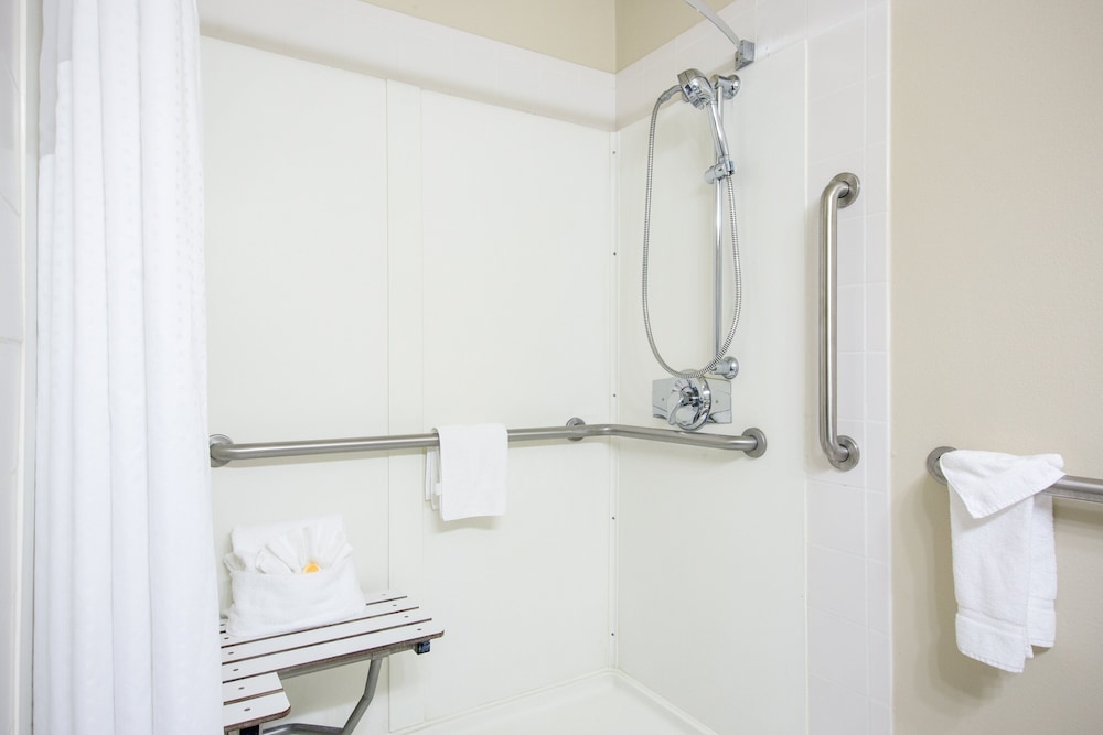 Standard Room, 2 Queen Beds, Mobility Accessible (Accessible Shower) - Photo 3