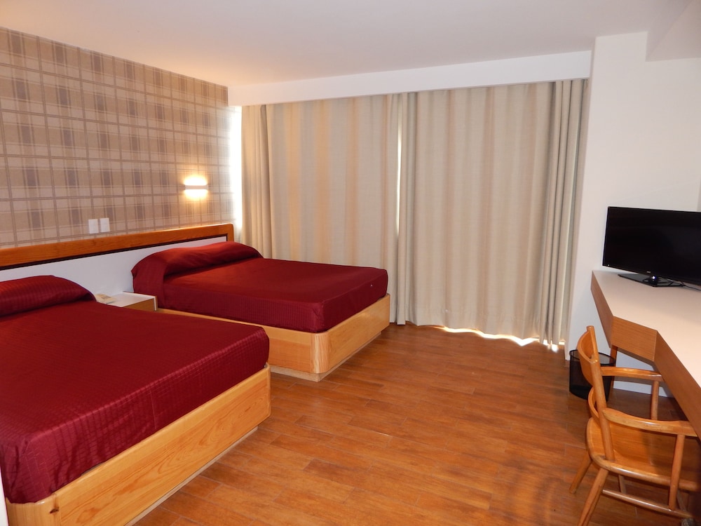 Standard Room, 1 Queen Bed photo 2
