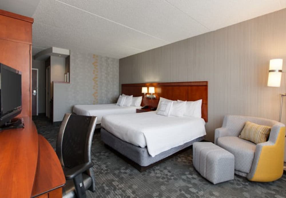 Room, 2 Queen Beds (Mobility Accessible, Roll-In Shower) - Photo 1