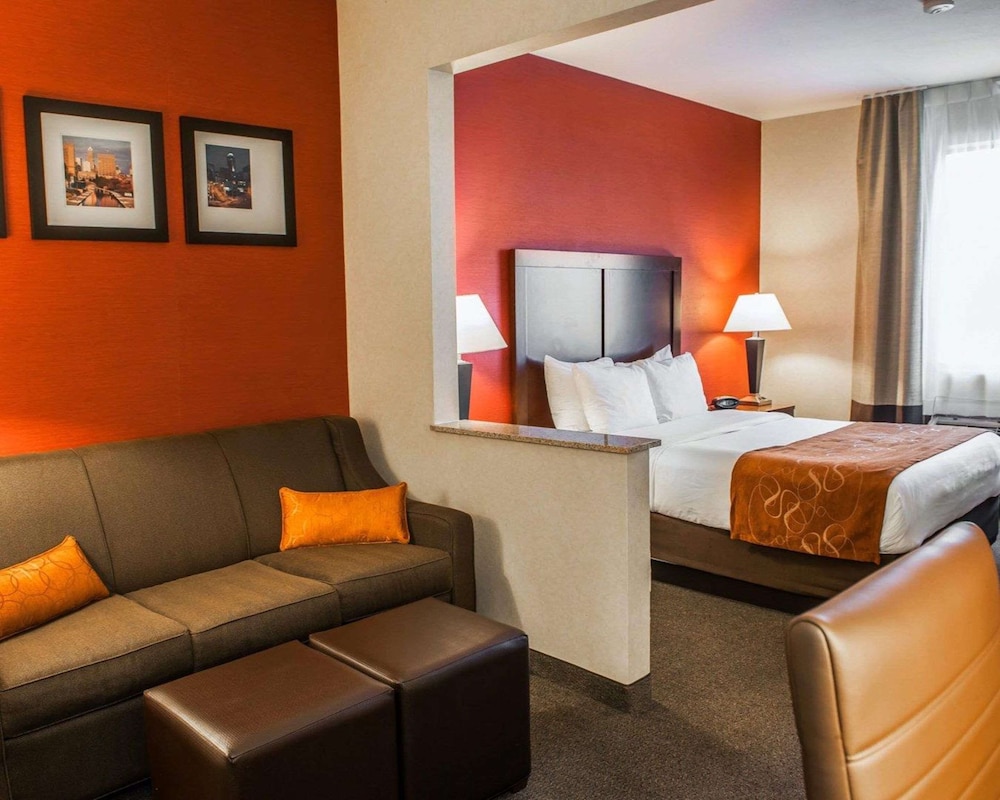 Suite, 1 Queen Bed, Accessible, Non Smoking photo 2