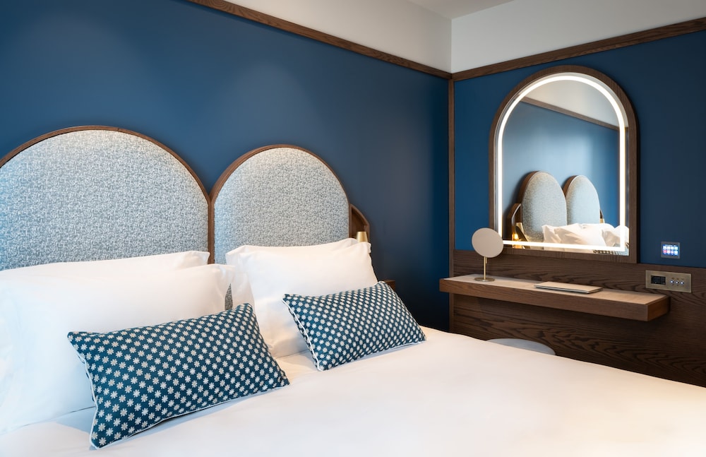 Luxury Room thumbnail 5