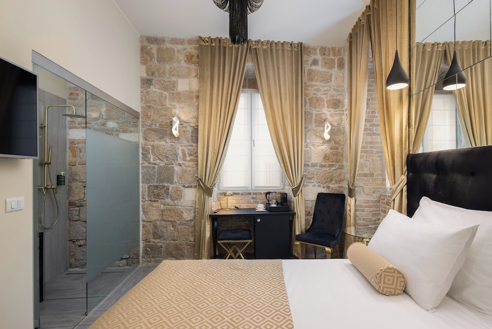 Luxury Room 1