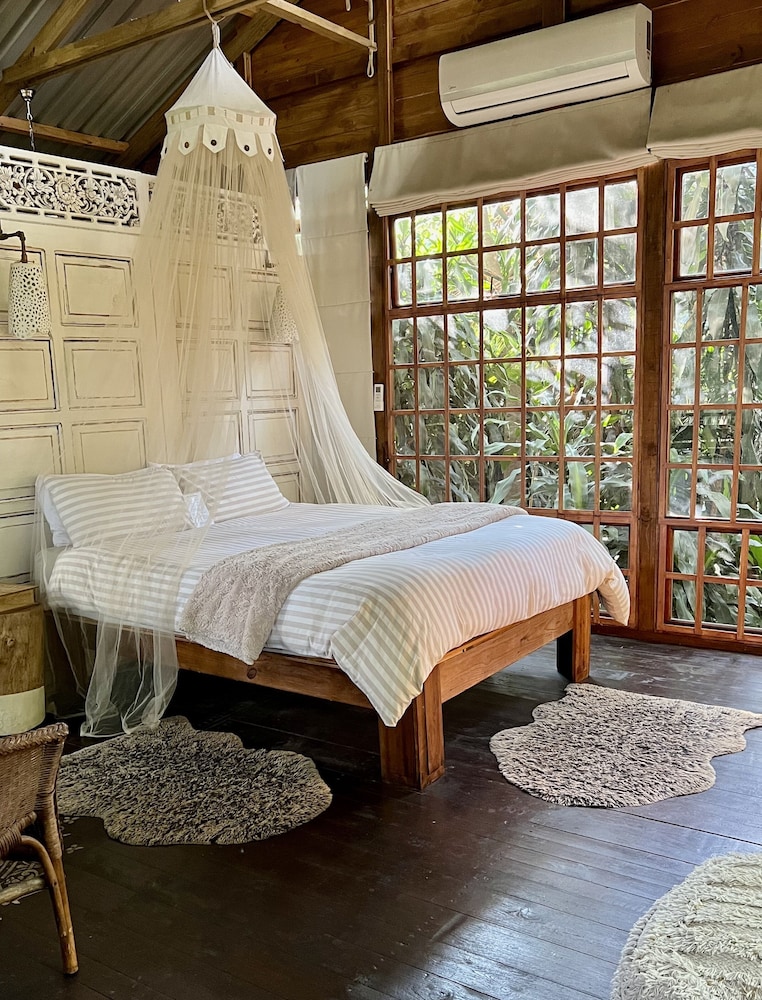 TREE HOUSE