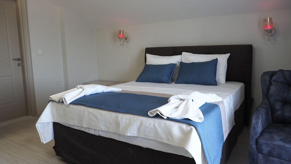 Classic Double Room, 1 Bedroom, Non Smoking, Pool View