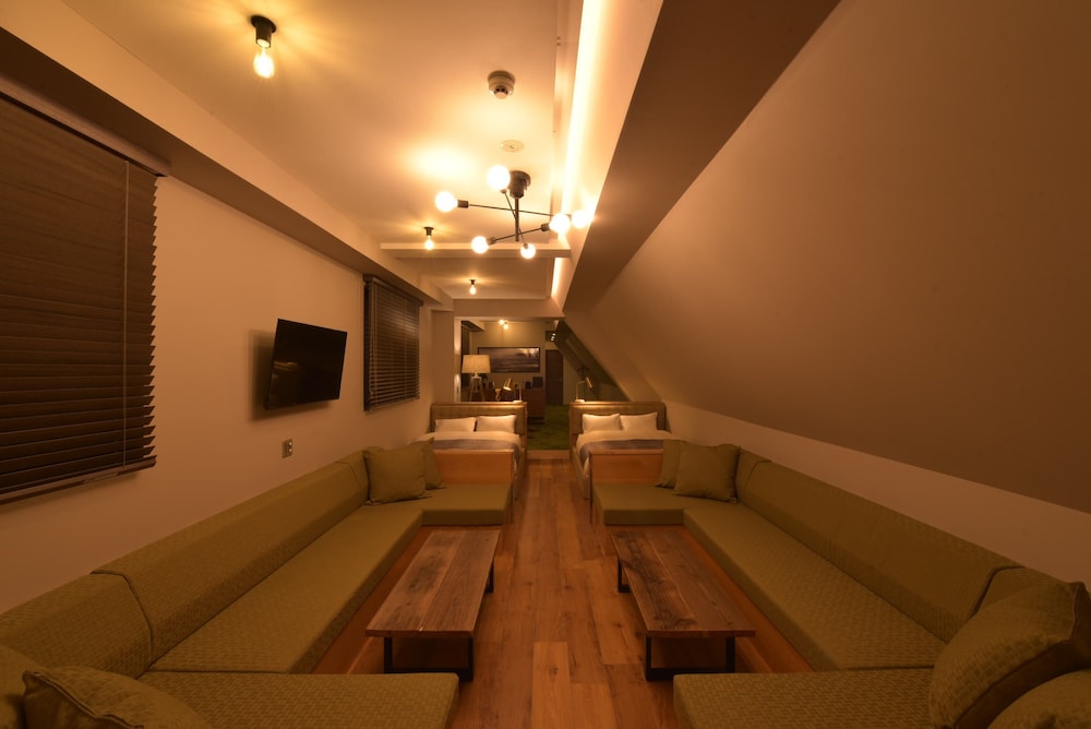 Deluxe Family Room thumbnail 6